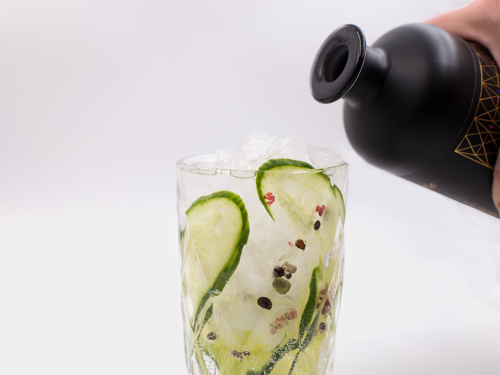 THE KING GIN wird in einen Drink gegossen